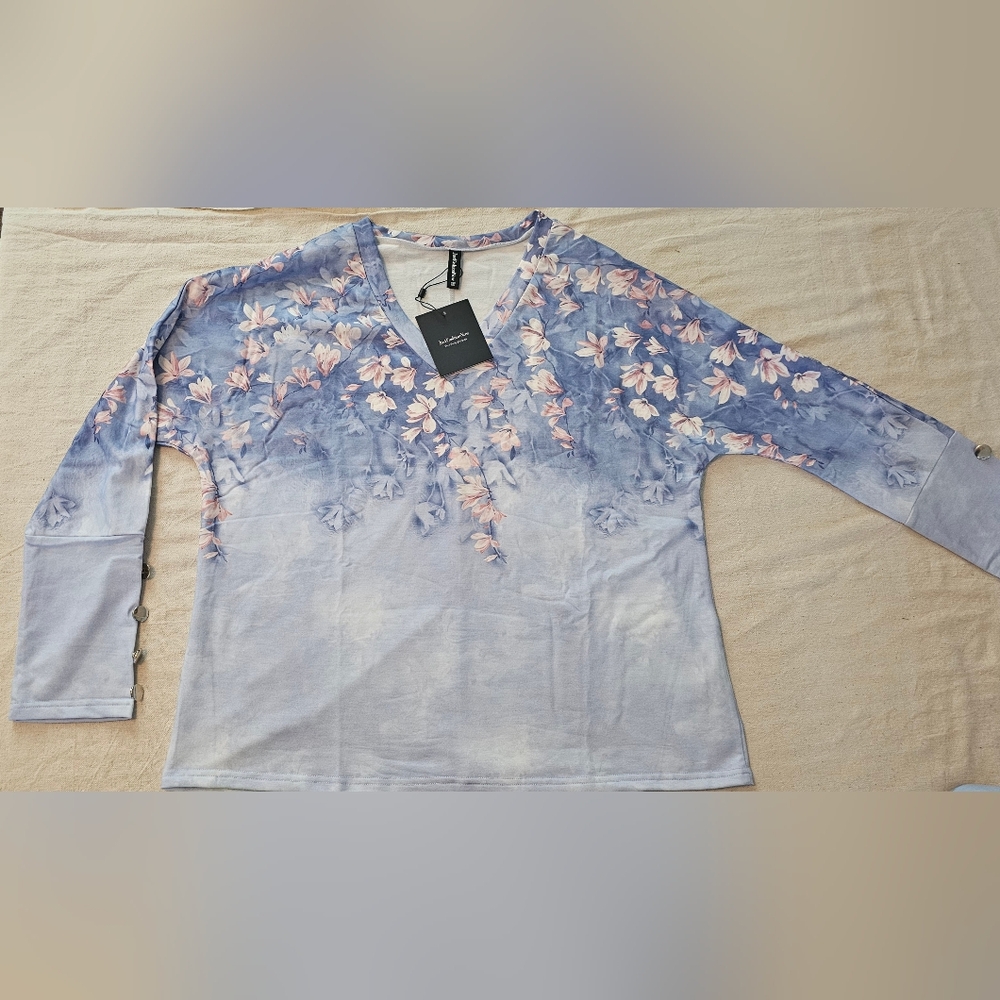 Just Fashion Now - NWT Light Blue, Floral V-Neck, Long Sleeved Women's Top.